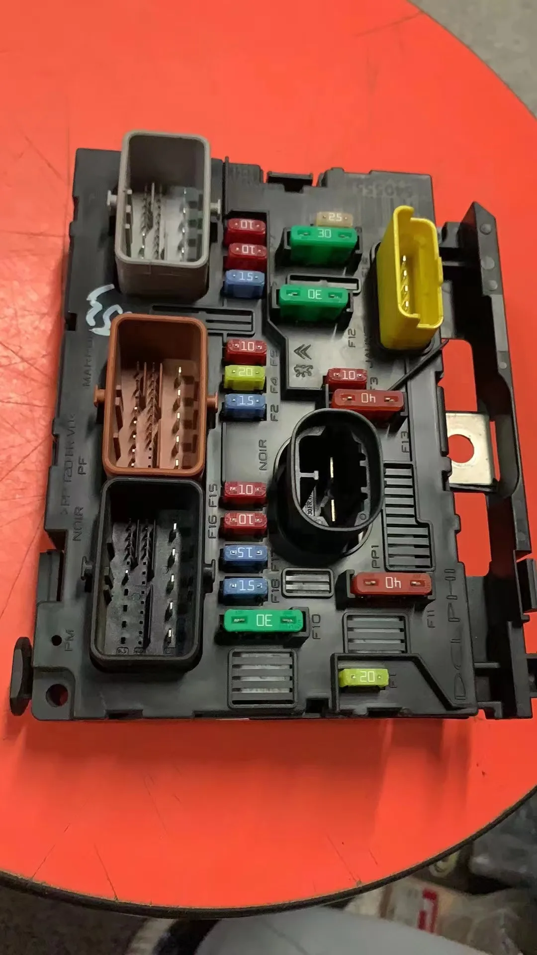 

Оригинальный блок предохранителей в сборе Φ/L11 6500FH 9664055780 9664055580 для Peugeot 107 207 307/207CC Citroen C4 C5