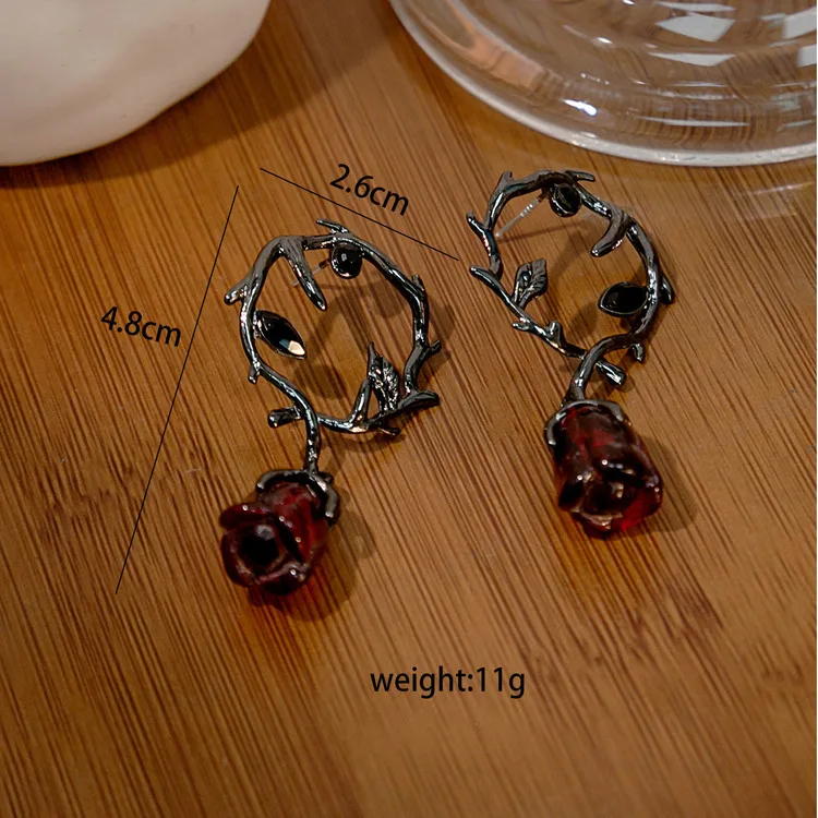 Boucles d'oreilles pendantes rose rouge épineuse style gothique_voghion.com