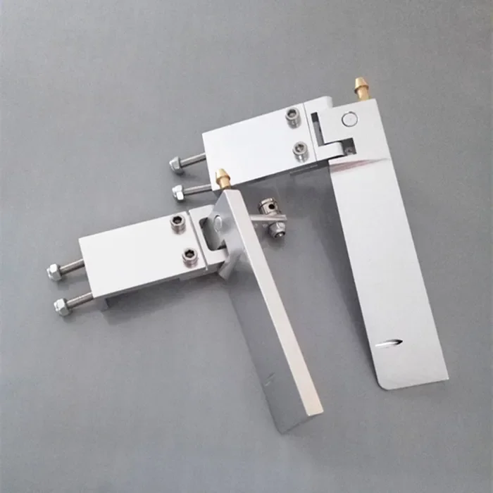 Détail de la fixation du gouvernail métal 75mm/95mm pour bateau RC, pièce CNC haute performance.