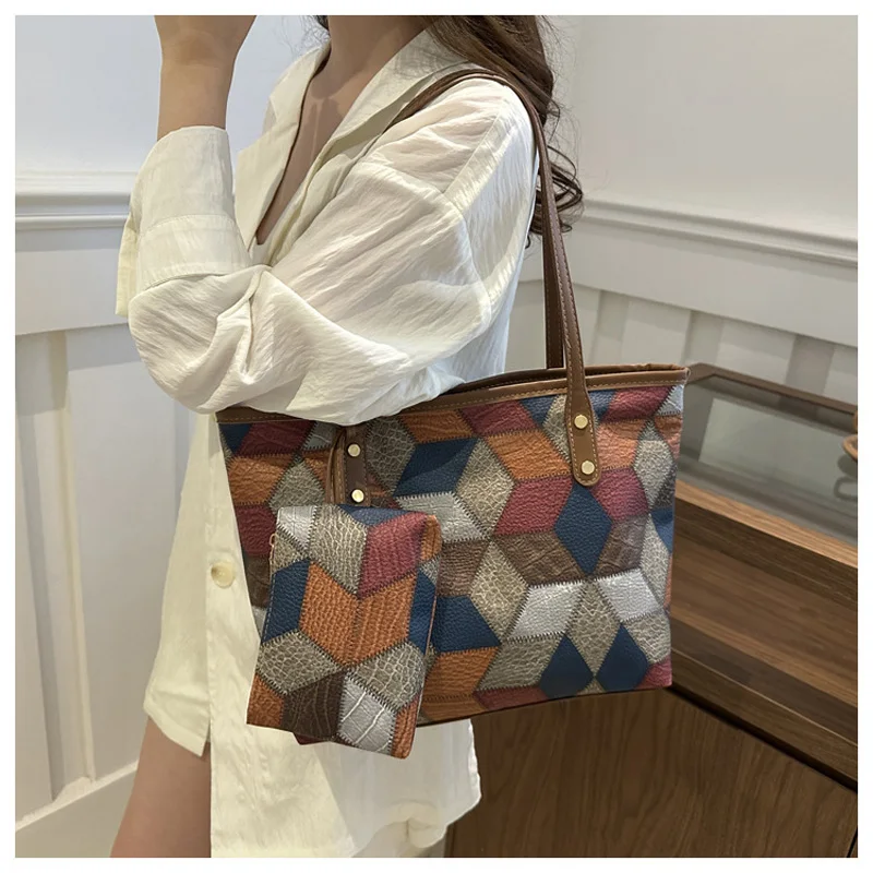 حقيبة من الجلد الصناعي