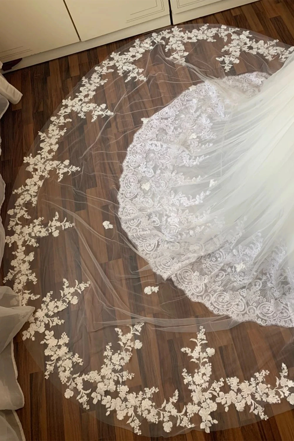 3 Meters One Layers Bridal Veils Lace Edge Cathedral Wedding Veil Comb Soft Tulle bridal veil