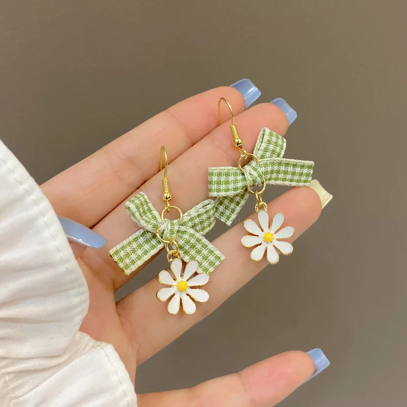 Korean Forest Series Fresh Little Daisy Clip on Earrings No Piercing Vintage Lattice Bow Daisy Flower Ear Clip Earrings Women 3