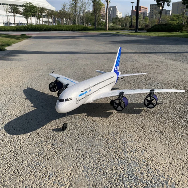 Planeur RC Airbus A380/747 RTF en vol dans un ciel bleu, parfait pour les amateurs de modélisme