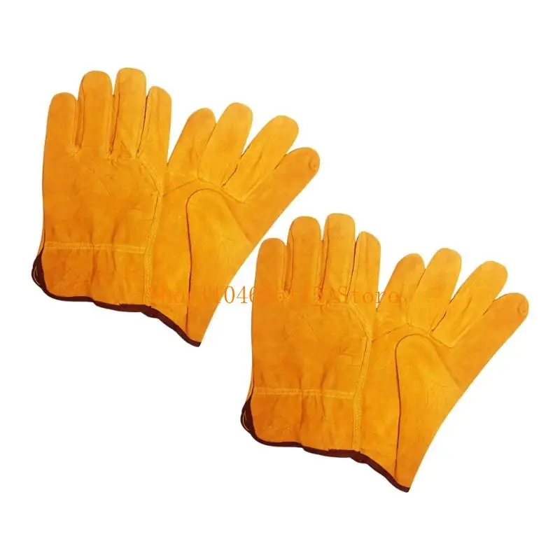 Gants de soudage résistants à la chaleur, en cuir de vache jaune, portés par un soudeur en action.