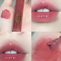Fond de teint Charlotte Tilbury avec acide hyaluronique, couvrance moyenne, effet rosé, gloss à lèvres infusé au collagène, effet repulpant et brillant, maquillage avec boîte 6