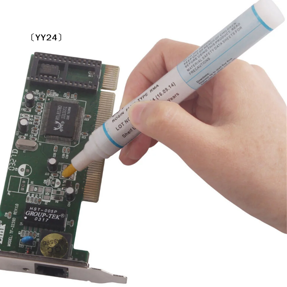 Deux stylos flux soudure sans nettoyage pour réparation PCB, l'un indigo et l'autre argent, posés sur un établi.