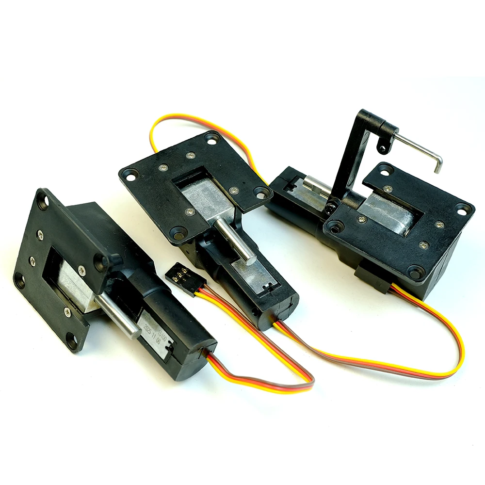 Vue en gros plan du train d'atterrissage rétractable électrique pour avion RC, jambes en métal et roue avec pneu texturé