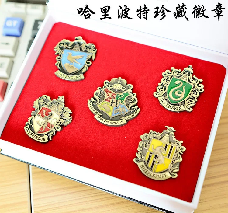 thumbnail image 1 of Broche y anillo con insignia de metal con reloj de arena y giratiempo de Harry Potter, varita mágica de Quidditch, llavero con piedra mágica, caja de regalo, 1 of 5