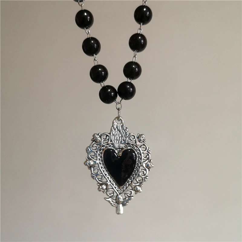 Gothic Fledermauskreuz-Anhänger mit dunklem Dornenherz und schwarzer Perlenkette, personalisierter Y2K-Halloween-Charm, Grunge-Schmuckgeschenk_voghion.com