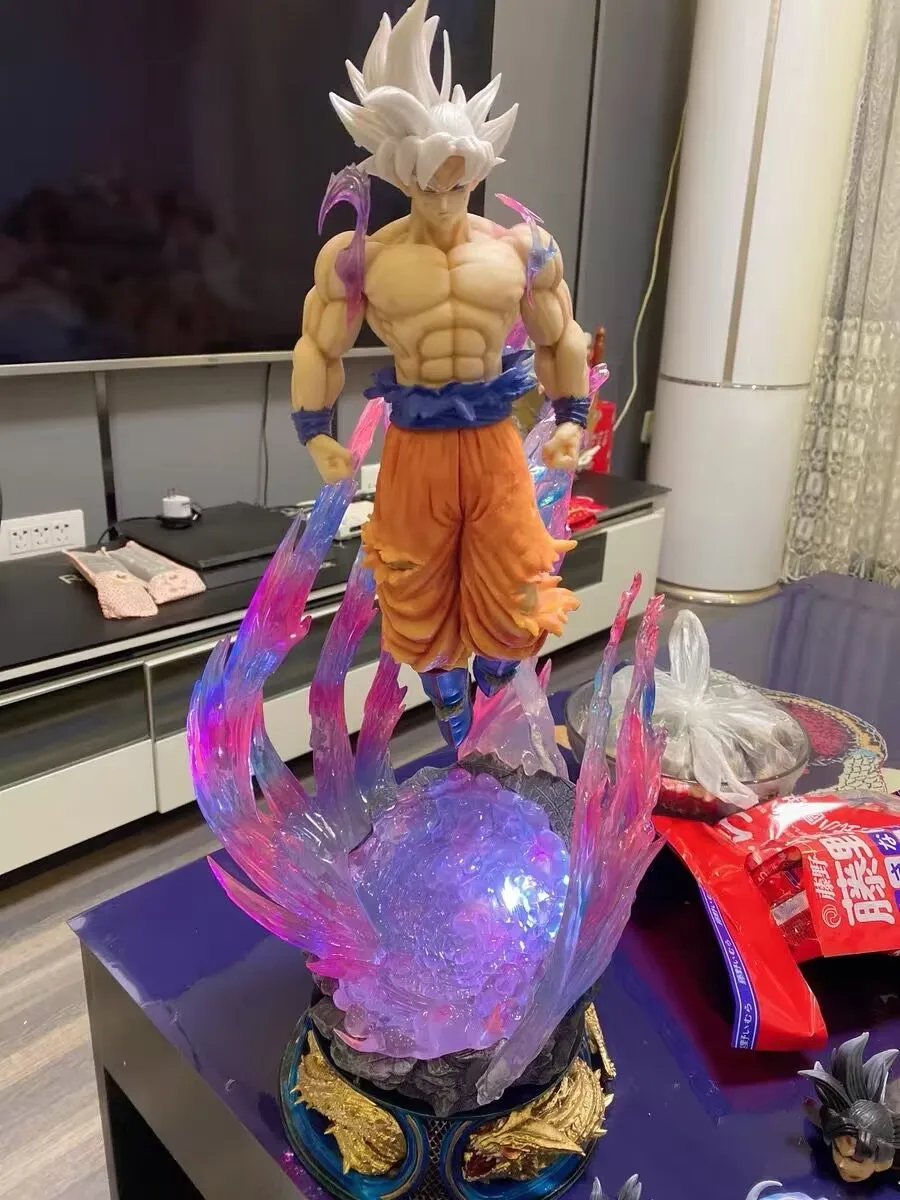 Estátua Son Goku Instinto Superior Com LED: Dragon Ball Super