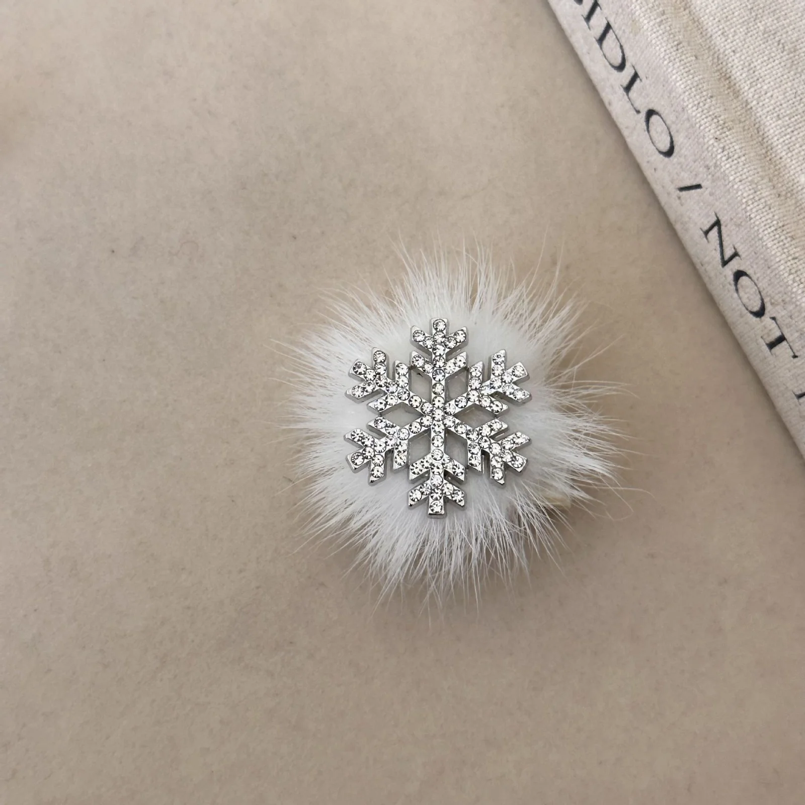 1PC Winter Snowflake Fuzzy Hair Clip, Autumn Winter Plush Rhinestone Hair Accessory, White Fluffy Hair Barrette For Women