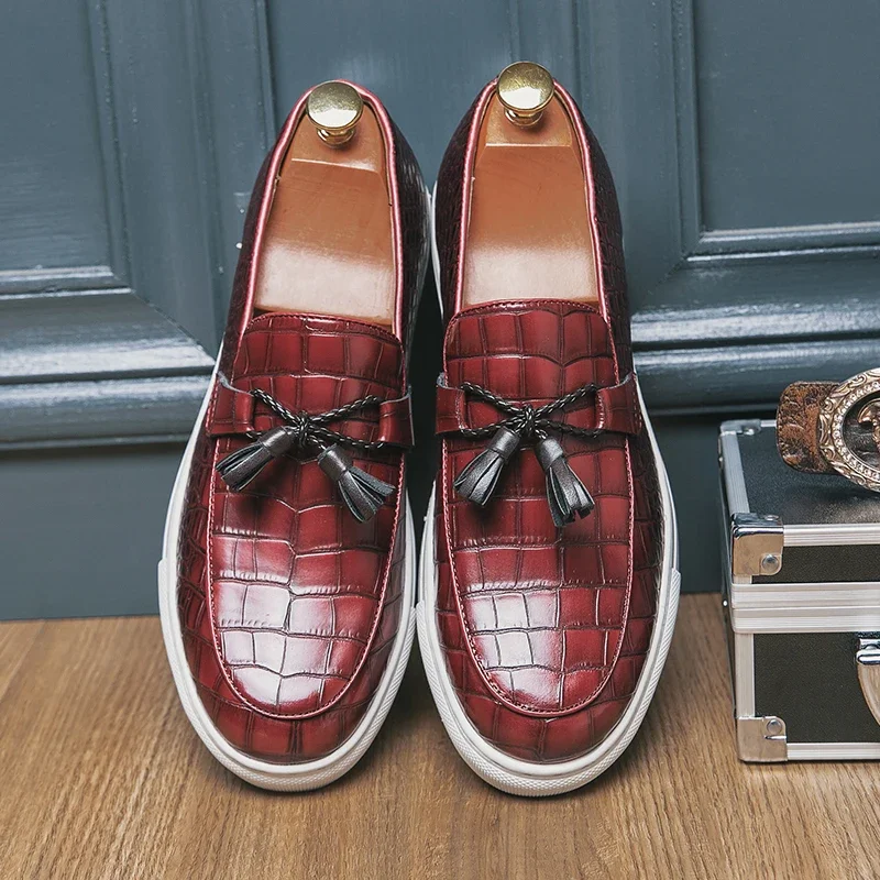 

New Fashion Men's Tassel Board Shoes Outdoor Leisure Sports Shoes PU Black Red 38-47 Men's Style