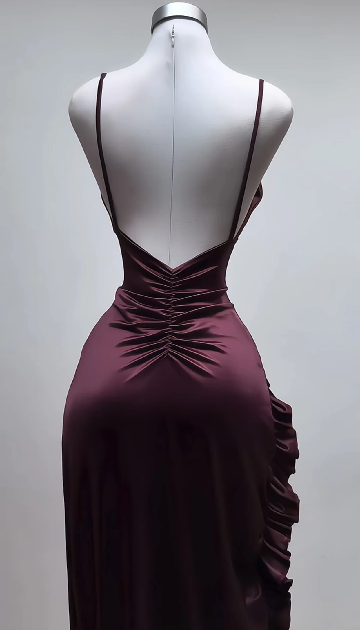 فستان ساتان خمري بفتحة جانبية أنيقة