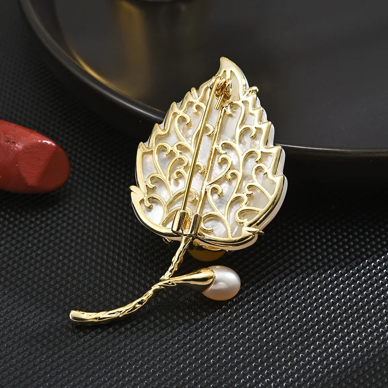 Fritillary Leaf Elegant Brooch Female Fresh Design Sense New High-grade Natural Freshwater Pearl Hundred Collocation Decoration