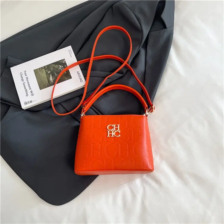 شنطة يد و كتف Shop1105357182 تصميم مونوغرام