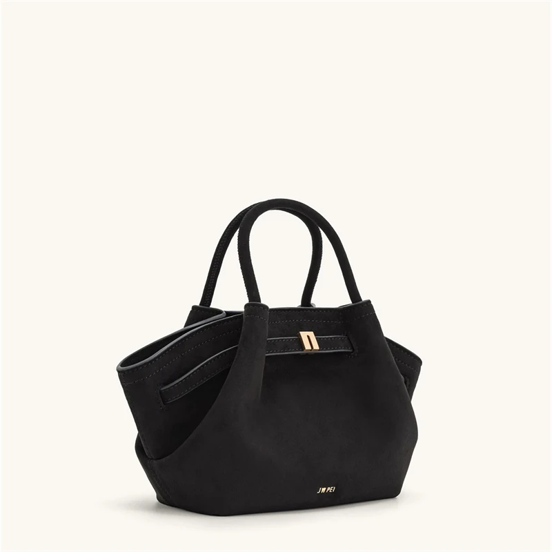 حقيبة "JW PEI" المصممة من جلد الغزال على شكل كعكة...