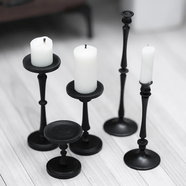 인형 집을 밝히고 매력을 더하는 세련된 금속 촛대