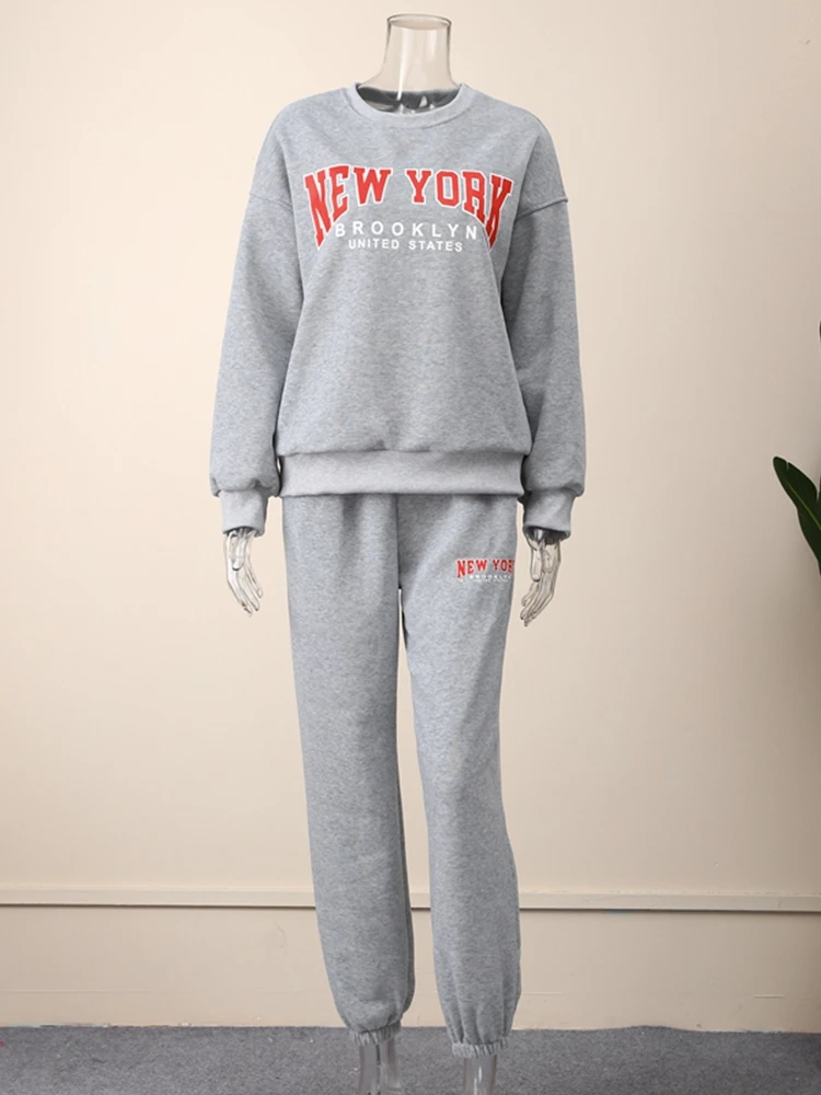 طقم رياضي نسائي مكوّن من قطعتين ( بنطال واسع + سوي...