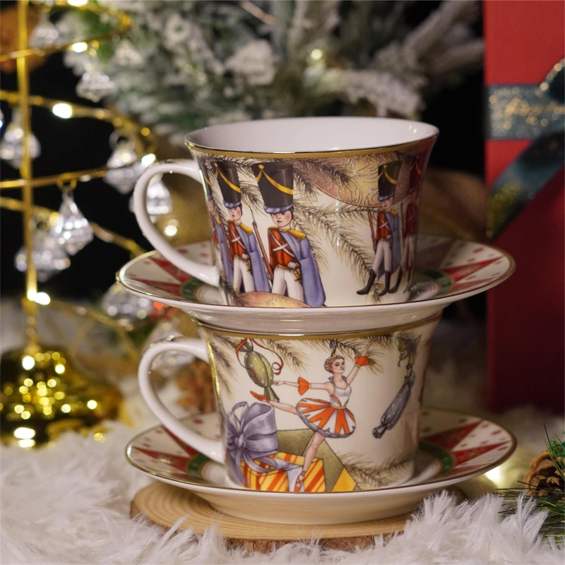 Noritake BONE CHINA クリスマス皿　 カップソーサー 2セット Noritake BONE CHINA クリスマス皿 カップソーサー 2セット Noritake