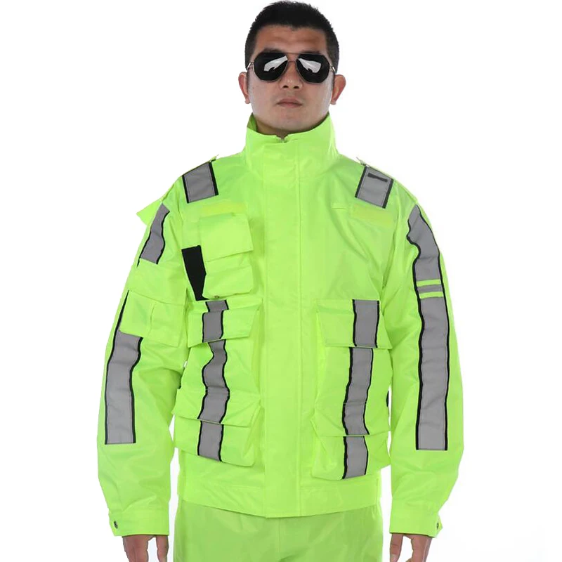Chubasquero con pantalones reflectantes, chaqueta fluorescente