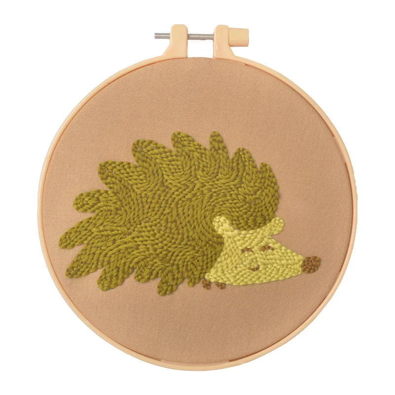 

Как взрослые, так и дети могут легко выполнить вышивку подвесных картин с милыми животными