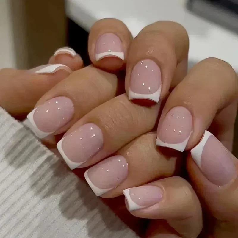 24 Stuks Nude Witte Franse Nep Nagel Korte Vierkante Nagel Tips Mode Draagbare Valse Nagels Met Lijm Eenvoudige Volledige Cover Pers Op Nagels