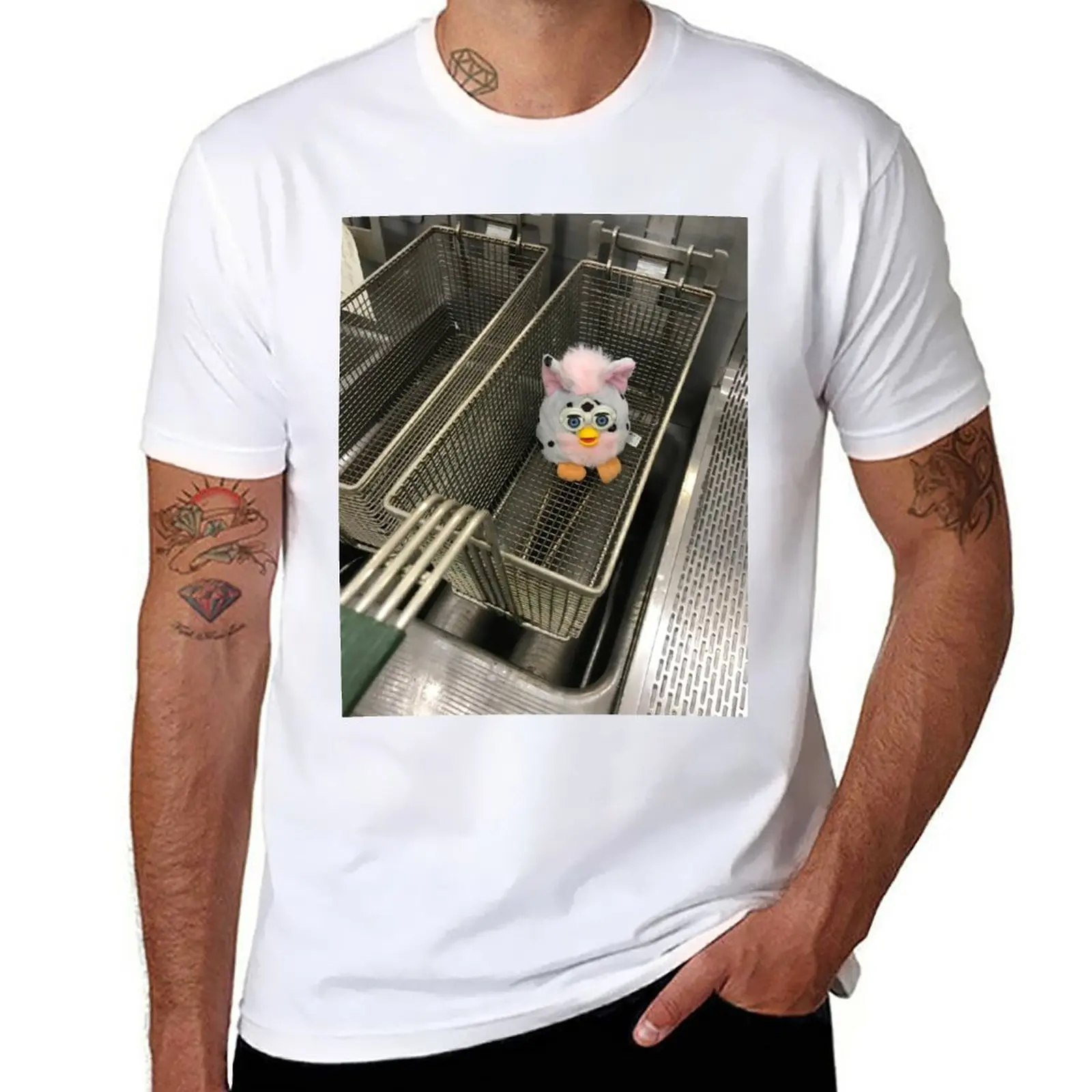 New Furby In Fryer Basket T-Shirt Felpe Magliette Divertenti T-Shirt Uomo Vestiti Frutta Del Telaio Magliette Da Uomo