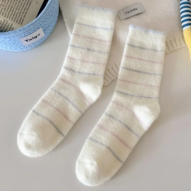 Dreamlikelin1 Paar/5 Paar blaue warme Cartoon-Damensocken, niedliche Herbst-Winter-Plüschboden-Schlafsocken, mittlere Röhrensocken – Detail 18