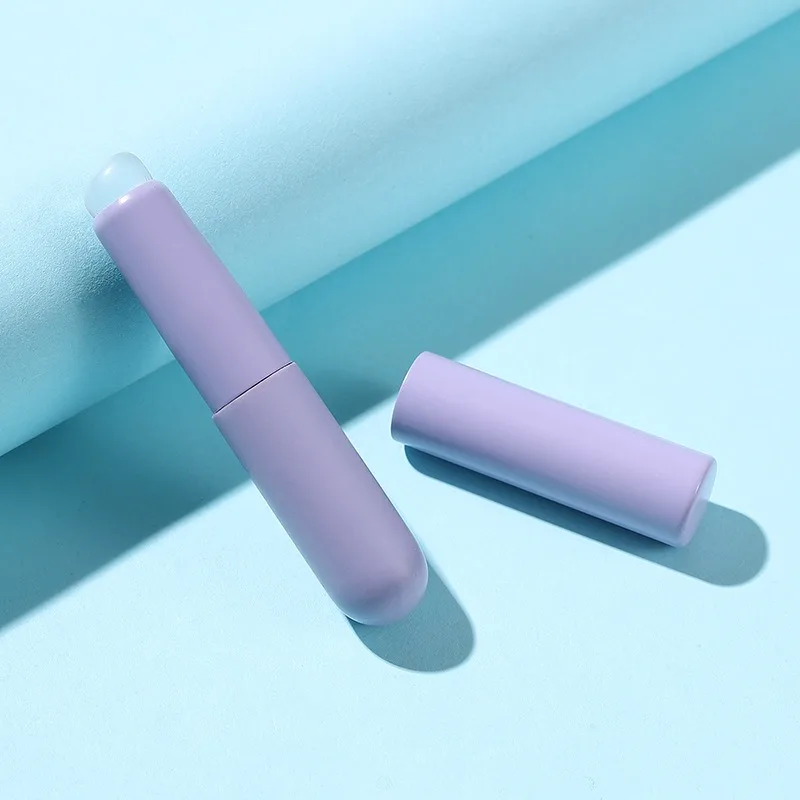 Silicone lip brush with protective cap - oval head suitable for applying lipstick and concealer, free alcohol, wooden handle 4
