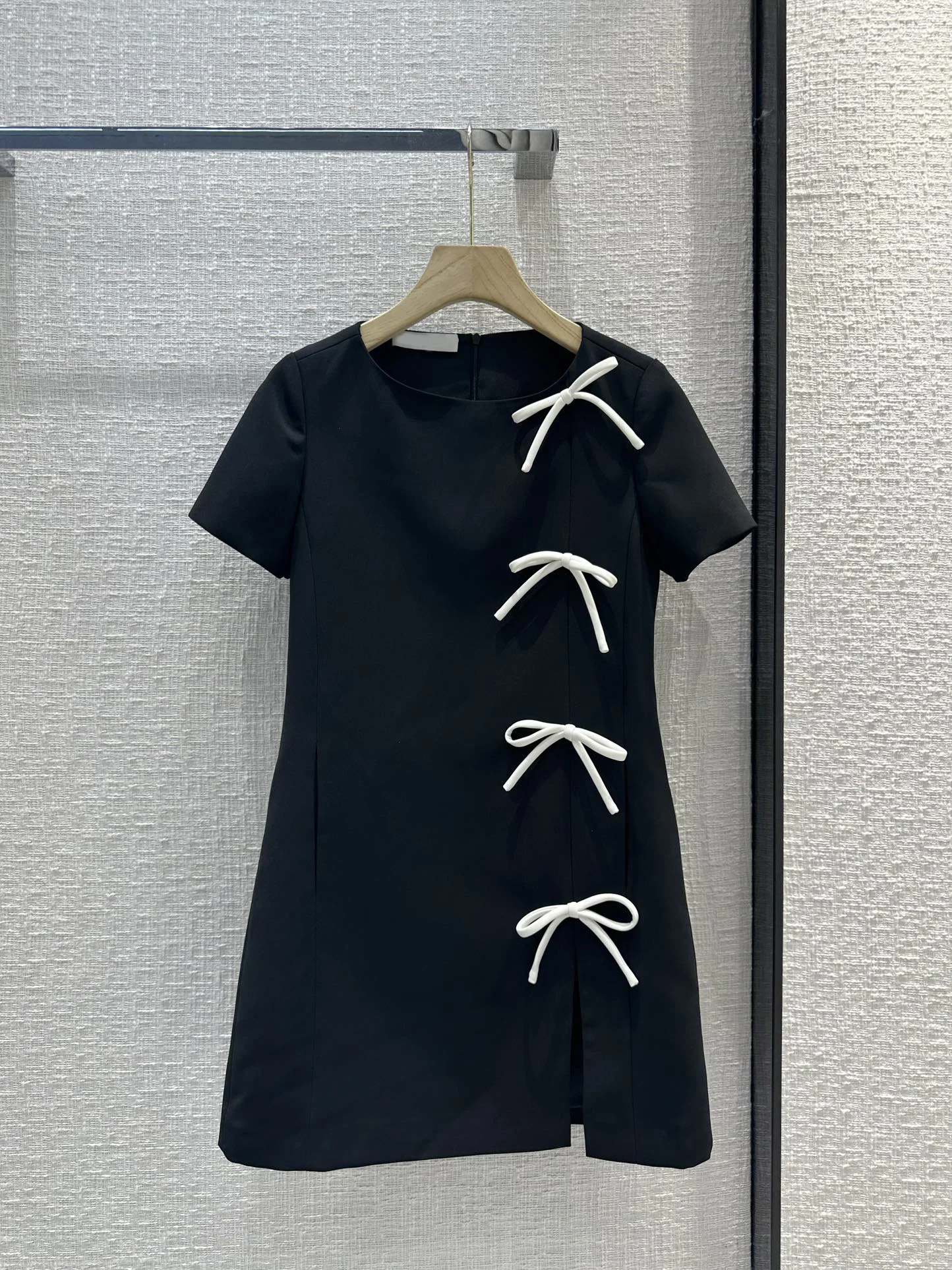 

2023Bow-tied short-sleeved dress, waist small A version, skirt side slit design upper body sweet and elegant6.19