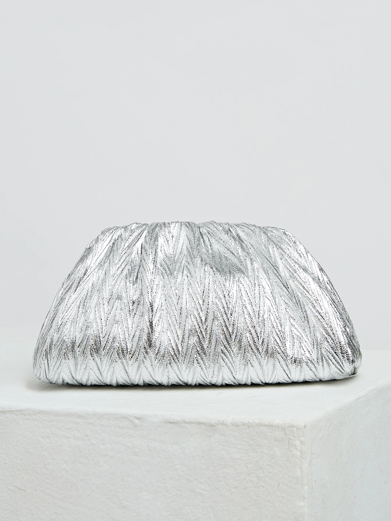 حقيبة يد فضية أنيقة بتصميم مطوي، تتميز بسعة كبيرة،...