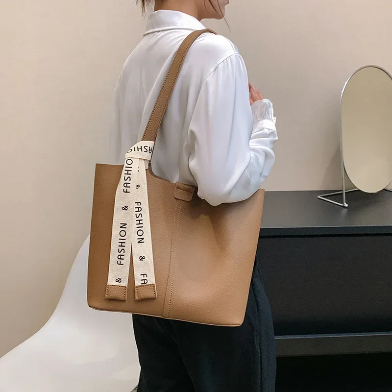 French Minority Simple Large Capacity Commuter Tote Female 2024 New Fashion All-Matching Soft Leather Shoulder Large Bag