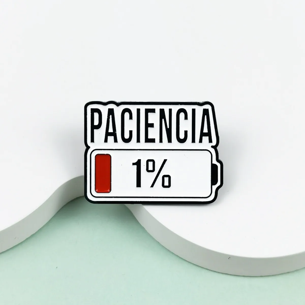 PACIENCIA 1% 에나멜 핀 맞춤형 스페인어 배터리 부족 브로치 라펠 배지 패션 귀여운 옷 장식품 친구 선물