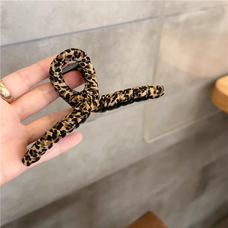 1PCLeopard Print Hair Claw Clip, Large Non-Slip Hair Jaw Clip,Retro-Style Strong Hold Hair Accessory For Women, Trendy Hair Grip