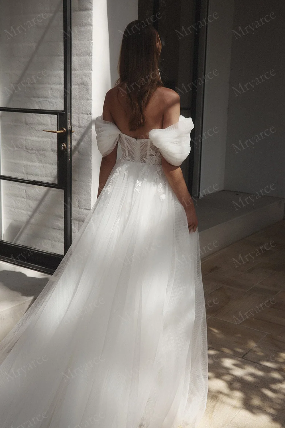 Mryarce Erstaunliches, abnehmbares, schulterfreies Brautkleid mit plissierten Ärmeln und Spitzenapplikationen aus Tüll – Detail 6