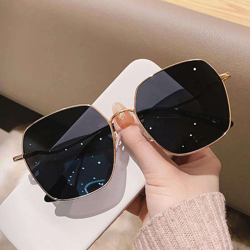 

New sunglasses men's ins style women's sunglasses street shot concave style net red same metal wave legs Han Chaoda