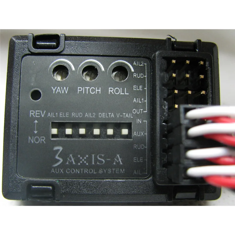 Main tenant le stabilisateur de vol 15g, gyroscope 3 axes pour avion RC compatible voilure fixe et hélicoptères.