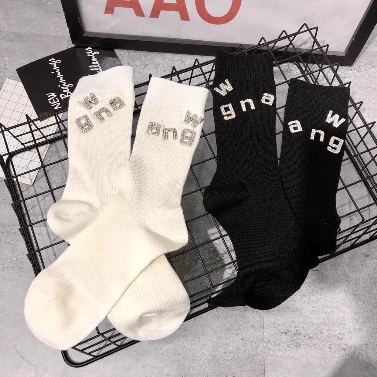 

Womens Socks Metal Wang Letter Rhinestone Luxury Socks Personalized Fashion Autumn Winter Socks Gifts European Designers