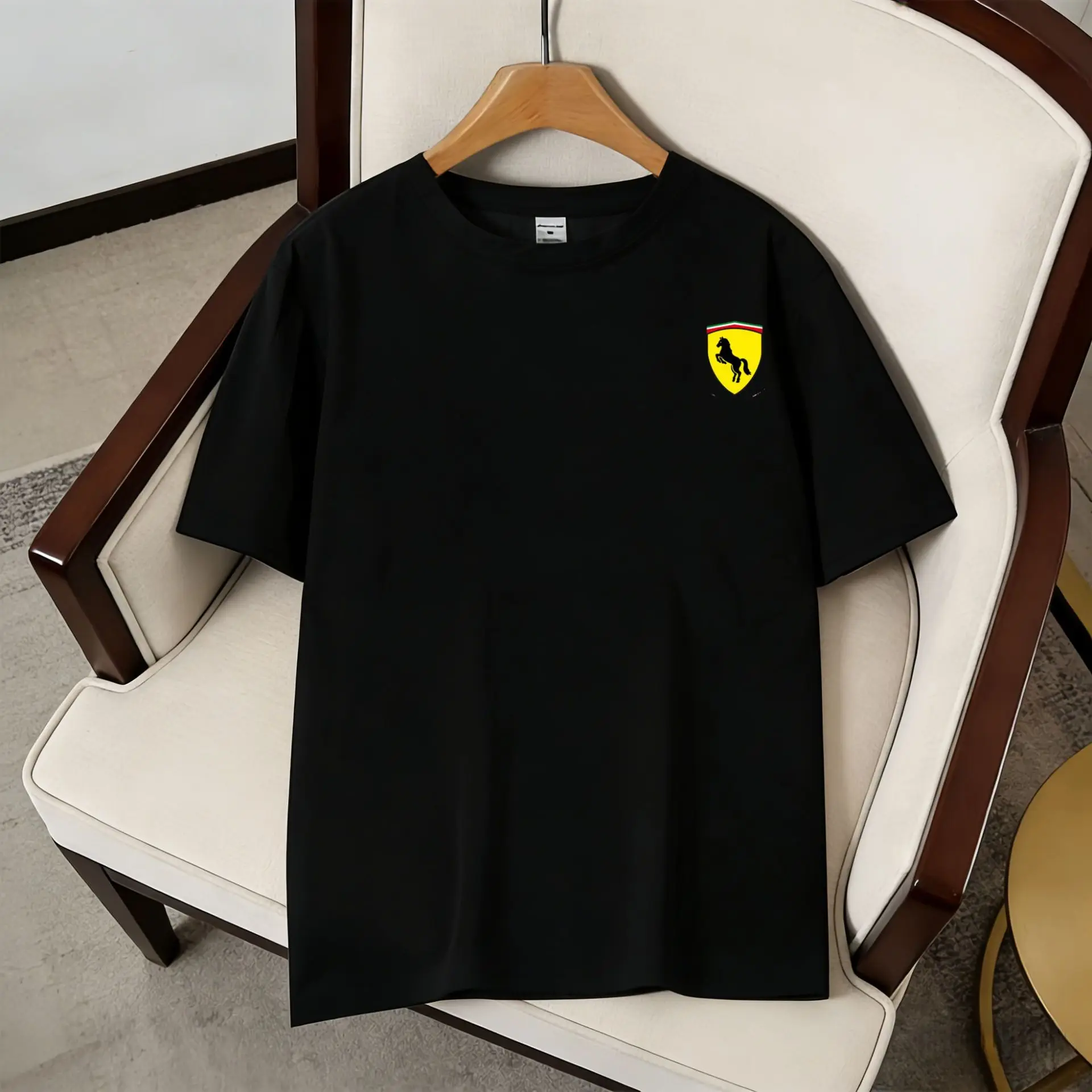 Herren-Freizeithemd im klassischen Stil mit dem aufgedruckten Logo des springenden Pferdeschilds, ein Gedenk-Kurzarmhemd für Autofans. – Detail 5