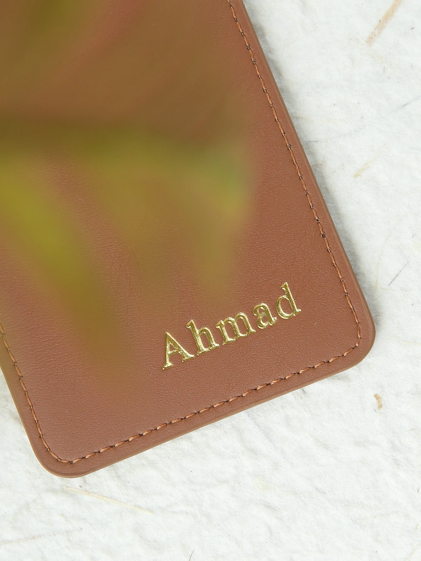 2 Stück Personalisierter Passhalter mit Namensprägung, Goldener Monogramm-Passumschlag, Faltbare Leder-Passhülle, Gepäckanhänger – Detail 8