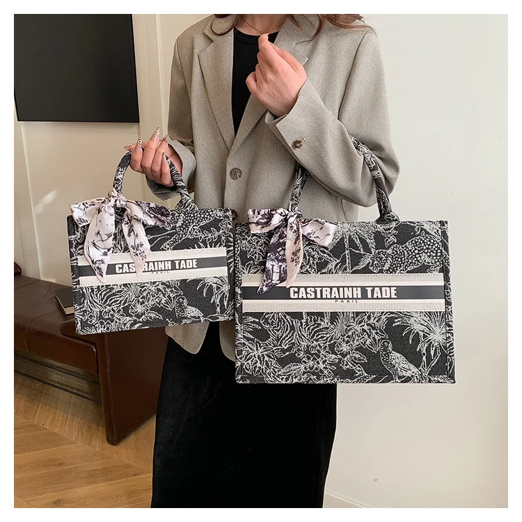 Carauana embroidered tote bag details