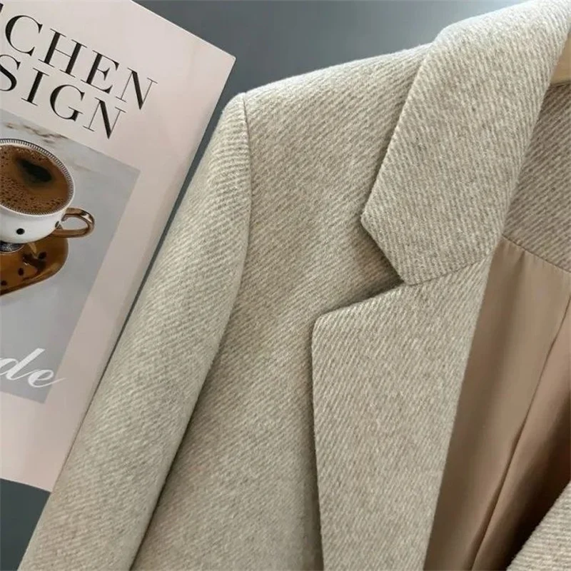 2025 Autumn And Winter New Beige Metal Buckle Suit Jacket For Women With A Sense Of Luxury British Style Versatile Suit Blazer