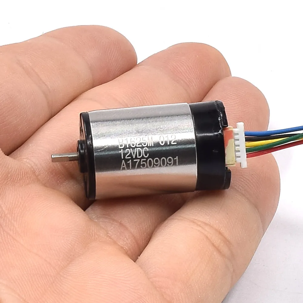 Micro moteur sans balais BL1625 16mm avec pilote intégré, connecté à un câble d'alimentation, prêt à être utilisé.
