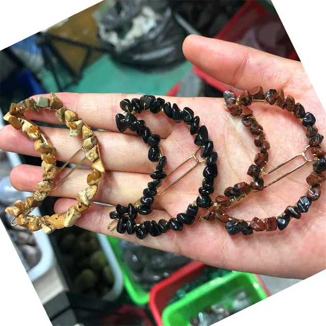 자연의 매력과 우아함이 만나는 초승달 자수정 헤어 클립