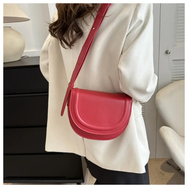 

High End Handbag Women's Crossbody Bag Winter New Saddle Luxury Brand Shoulder Bag Belt Wholesale Niche Design Crossbody Bag