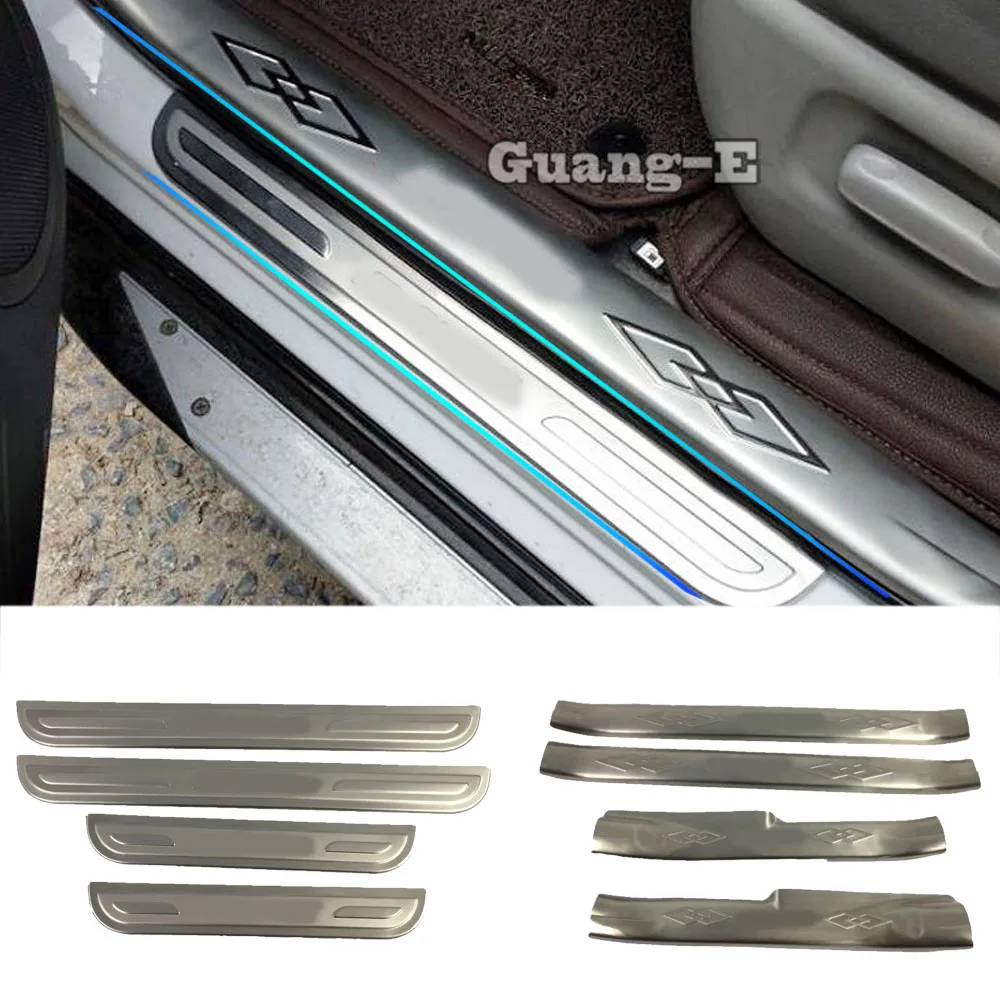 AABBDxJ 4 piezas Placa Protectora de Umbral de Puerta de Coche, Para Toyota RAV4 2010-2024, Placas de Patada de Acero Inoxidable Protector contra Arañazos Protector de Umbral Accesorios de Decoración