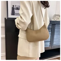 Sac à main de couleur unie à la mode et tendance, petit sac carré simple et nouveau, sac à aisselles à une épaule élégant et de haute qualité 4