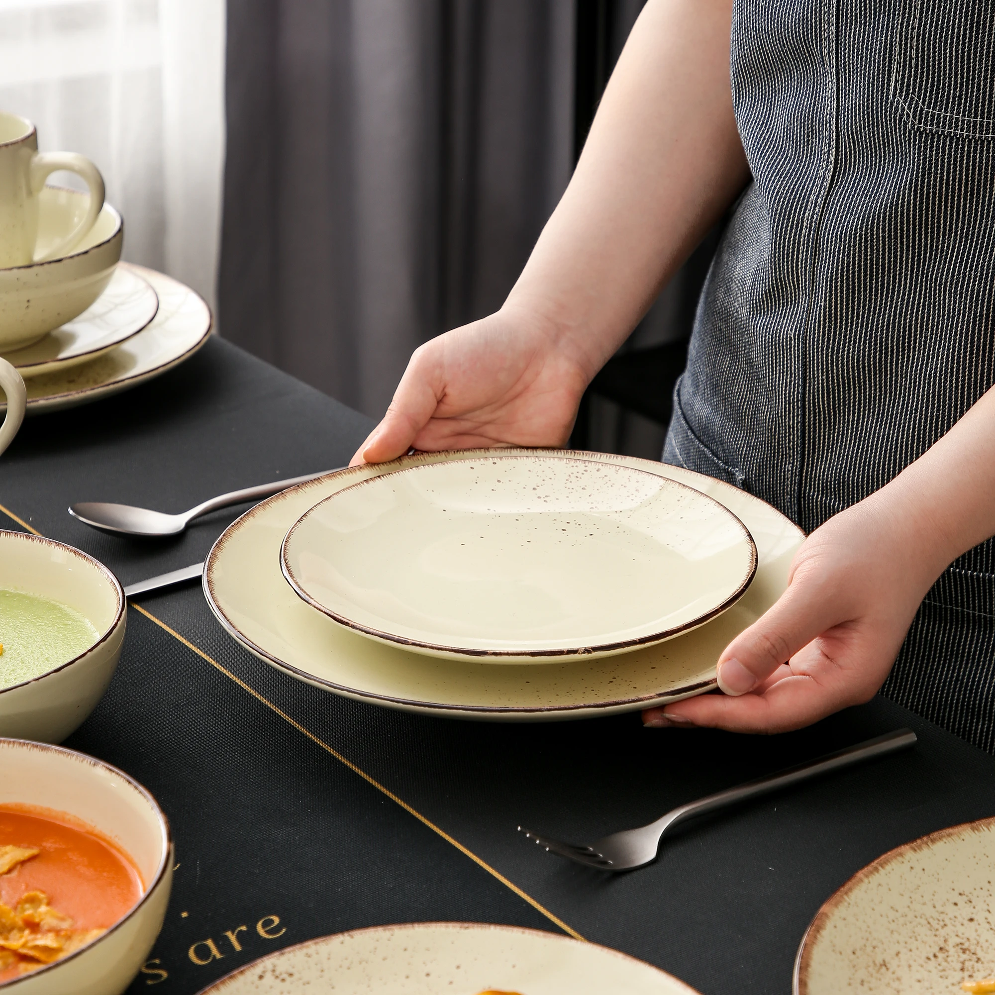 Vancasso Navia 16/32 – Teiliges Steinzeug-Keramik-Geschirrset mit 4-teiligem Speiseteller, Dessertteller, 800-ml-Schüssel, Becher-Geschirr-Set – Detail 19