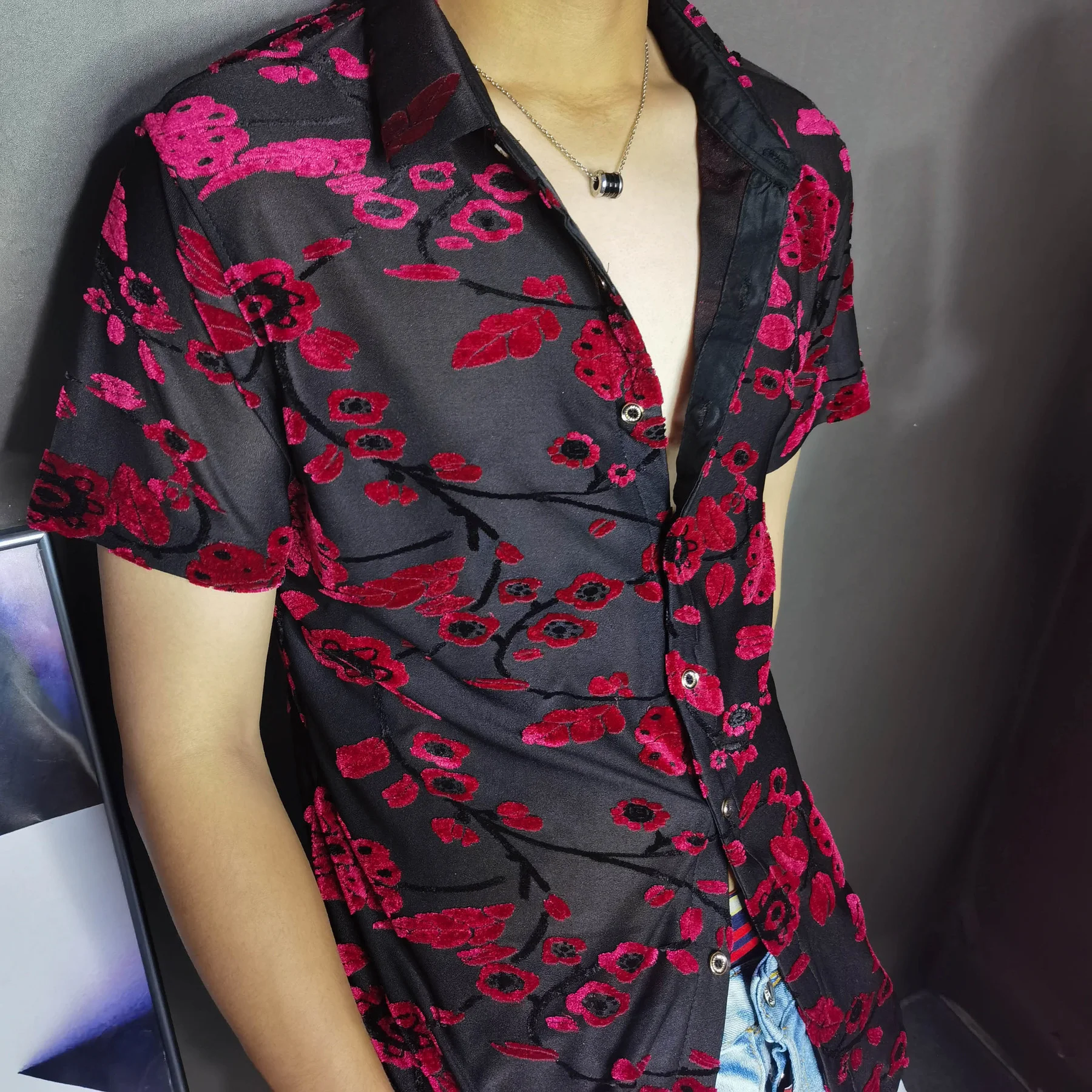 

Рубашка мужская бархатная с коротким рукавом и цветочным принтом