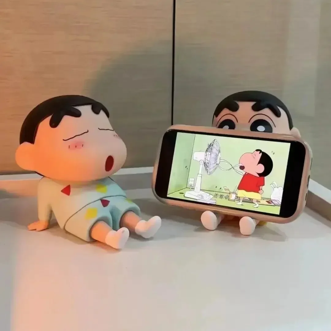 Cute New Crayon figure Anime Phone Holder&& Cartoon Figure Desktop Ornaments Cute Doll Support&& for Watching TV Decorations&&